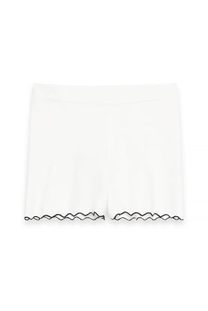 White Strickshorts mit gewelltem Saum