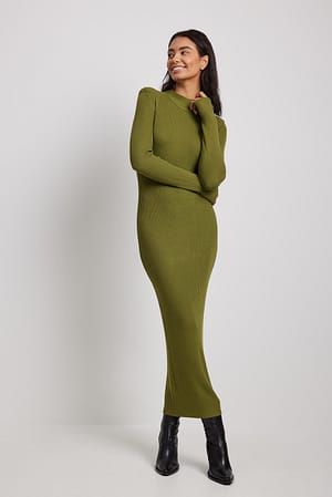 Khaki Maxikleid mit gestrickten Schulterpolstern