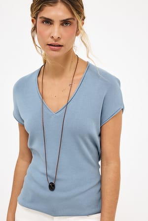Light Blue Strikket topp med V-hals og korte ermer