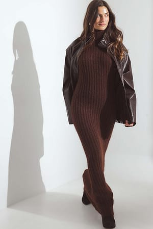 Warm Brown Maxikleid aus Strickmischung mit Wollanteil und Rollkragen