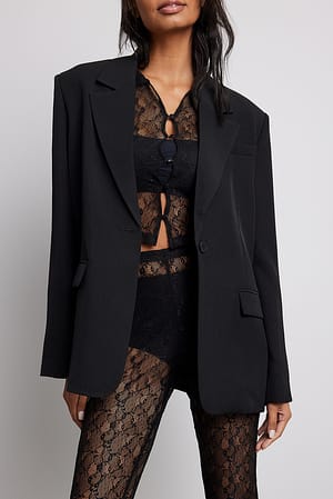 Black Vest met asymmetrische knoopsluiting en kant