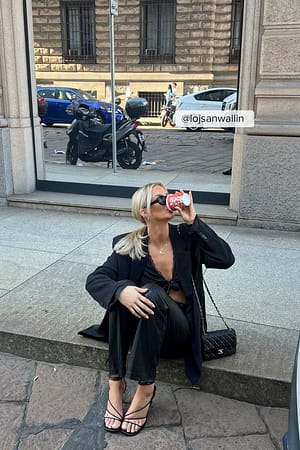 Black Top med blondedetalje og binding foran