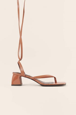 Tan Riemchen-Sandalen