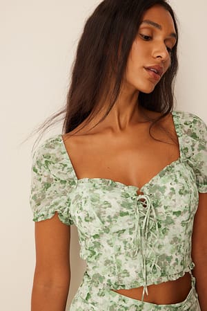 Green Camo Kort top af genanvendt materiale med blondedetalje