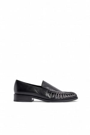 Black Rysjede loafers i skinn