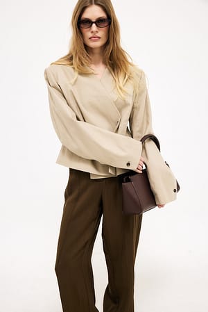 Light Beige kurzer taillierter Blazer aus Leinenmischung