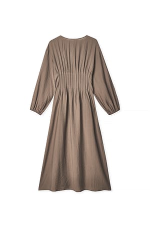 Brown langärmeliges plissiertes Midikleid