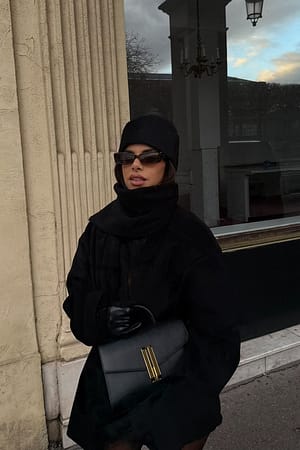 Black Kort kåpe med skjerfdetaljer