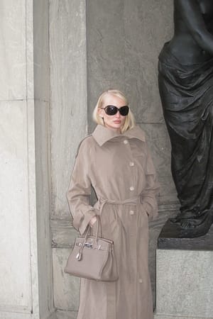 Greige Trenchcoat mit hohem Kragen und Gürtel