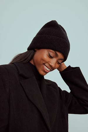 Black Stickad beanie i ullblandning