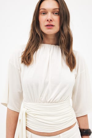 Offwhite Top met gemarkeerde taille en strik
