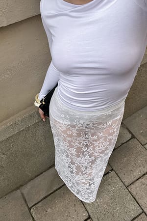 White Oberteil mit langen Ärmeln und U-Ausschnitt