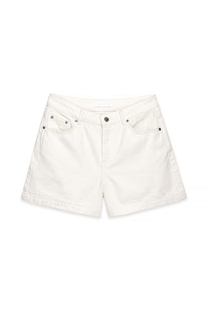 White Denimshorts med mellomhøyt liv