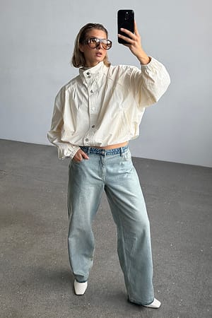 Sand gerade geschnittene Reverse-Jeans mit mittlerer Taille