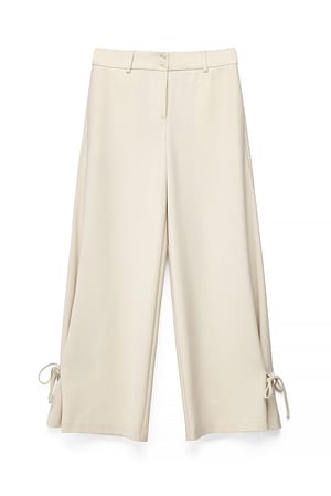 Sand Hose mit mittlerer Taille und Schnürdetail