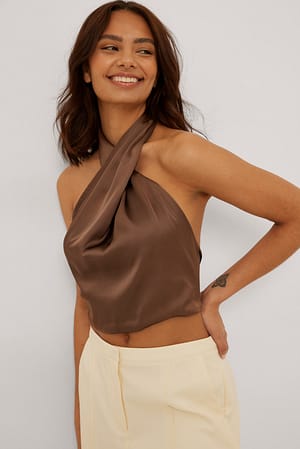 Brown Recycled satintopp med vridning fram
