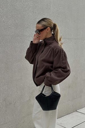 Brown fließende Jacke mit hohem Kragen