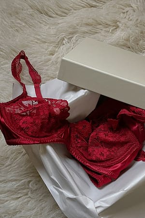 Dark Red Satin-BH mit Cups aus Spitze und welligem Saum