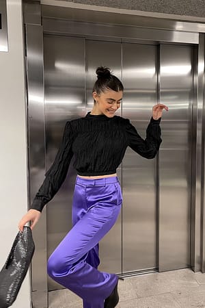Black Geraffte Baumwollbluse mit hohem Ausschnitt