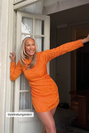Orange Minikjole med struktur og udskæring