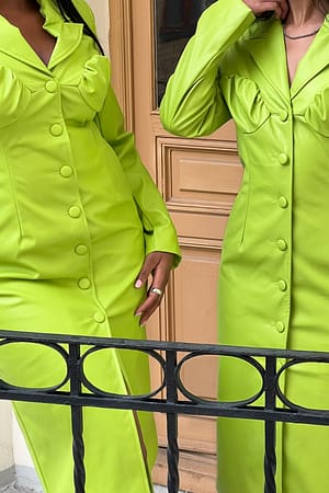 Lime PU-midikjole med rynket bryst