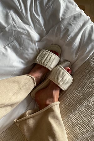 Offwhite Pantoffeln mit Klettverschluss