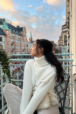Hochgeschnittener flauschiger Strickpullover