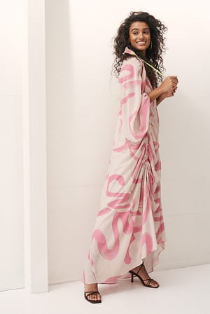 Pink Chiffon Maxi Jurk Met Details Met Trekkoord Aan De Voorkant