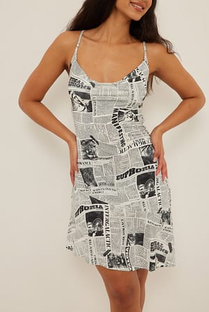 Print Asymmetrisk minikjole med vandfaldseffekt
