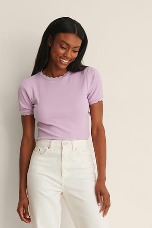 Lilac Ripp-Oberteil mit Babylock-Detail