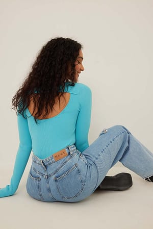 Light Blue Ribgebreide trui met volant op de rug