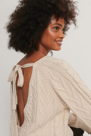 Beige Pulli mit Zopfmuster