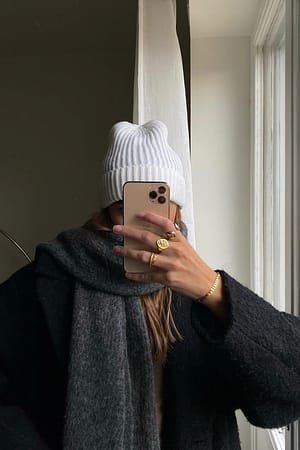 Offwhite Strikhue i genanvendt materiale