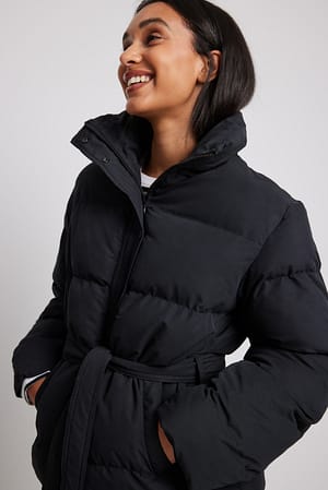 Black Recycelte Jacke mit Gürtel