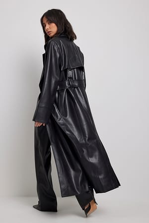 Black PU trenchcoat med beltespenne
