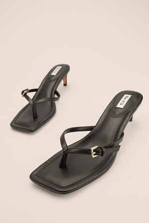 Black Niedrige Absatzschuhe mit Riemchen und Schnalle vorne