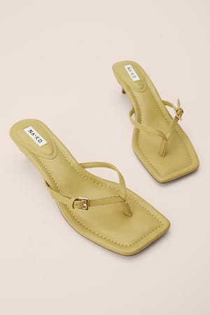 Light Olive Sko med kitten heels og tåstropper