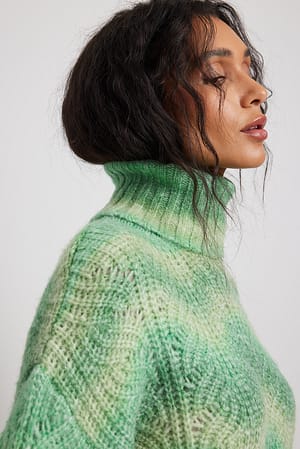 Pull en maille torsadée à col roulé