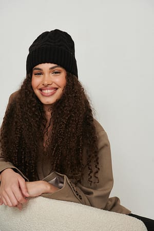 Black Återvunnen kabelstickad beanie