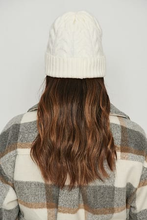 Offwhite Bonnet recyclé en maille torsadée