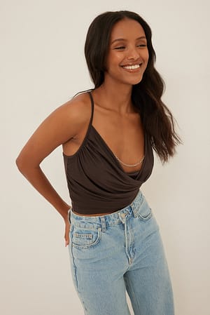 Dark Brown Topp med kedjedetalj och vattenfallseffekt