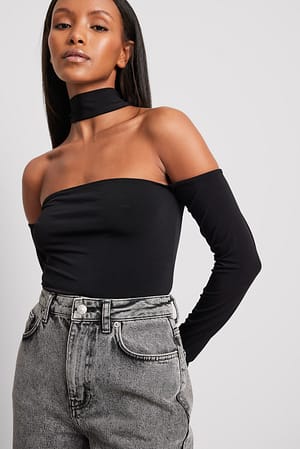 Top sin hombros con detalle de gargantilla