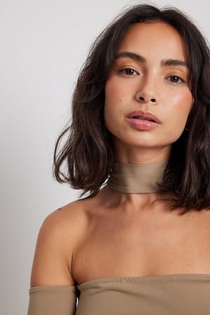 Taupe Top sin hombros con detalle de gargantilla