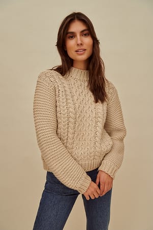 Beige Kraftig kabelstrikket sweater med detalje