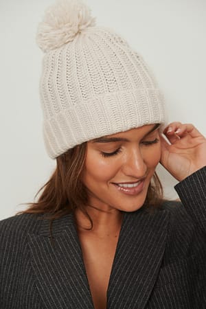 Offwhite Bonnet à pompon épais
