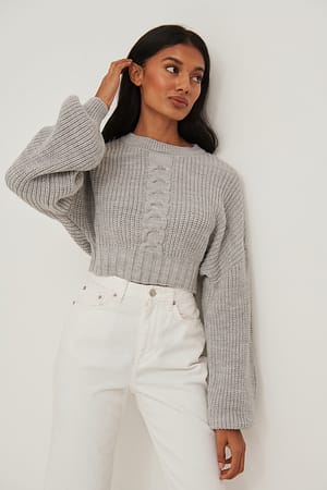 Kurzer Strickpullover mit Zopfmuster