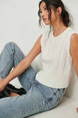 Offwhite Kort kabelstrikket vest med tætsiddende pasform
