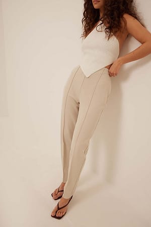 Warm Beige Hoch geschnittene Crop-Hose mit Nahtdetail