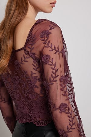 Burgundy Bluse med blondedetalje