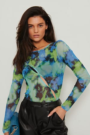 Tie Dye Top de malla con detalle cut out